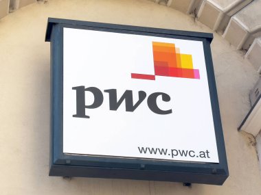URL görüntülü bina cephesinde PWC logosu işareti.
