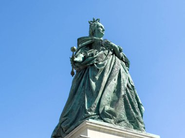 İmparatoriçe Maria Theresa 'nın heykeli açık mavi gökyüzüne karşı..