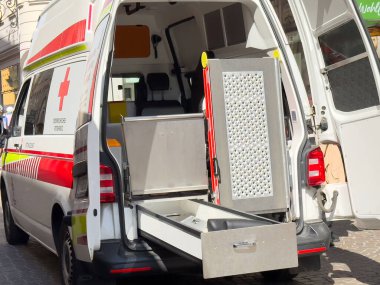 Şehir merkezinde ekipman çekmecesi olan ambulansın arkasını aç.