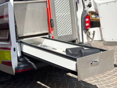 Cobblestone Caddesi 'ndeki ambulans sedyesi deposu açık..