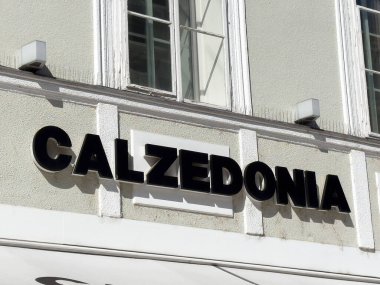 Şehir merkezinin dış cephesinde Calzedonia mağaza önü tabelası.