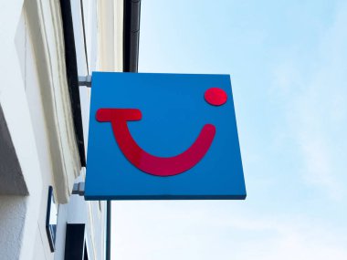 Tui seyahat acentesinin dış binanın logosu..