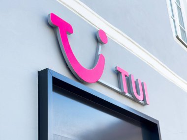 Tui seyahat acentası logosu modern bina cephesi üzerine.