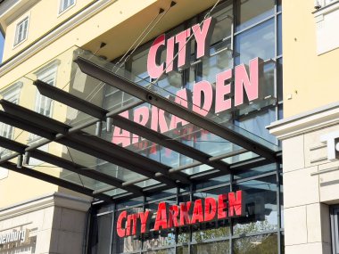 Şehrin arkasındaki alışveriş merkezinin dış cephesi ve tabelaları cam..