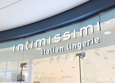 Alış veriş merkezinin iç kısımlarında aydınlatma işareti olan bir mağaza önü..