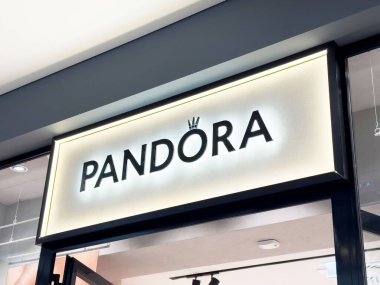 Pandora mağaza vitrininde modern alışveriş merkezi ortamında sergileniyor.