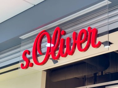 S.oliver mağaza vitrininde modern perakende cephesinde koyu kırmızı harfler var..