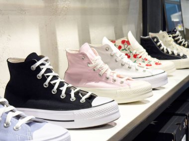 Rafta benzersiz tasarımları olan çeşitli yüksek topuklu ayakkabı koleksiyonu.