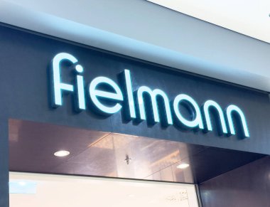 Modern perakende piyasasında Fielmann optik mağaza önü tabelası.