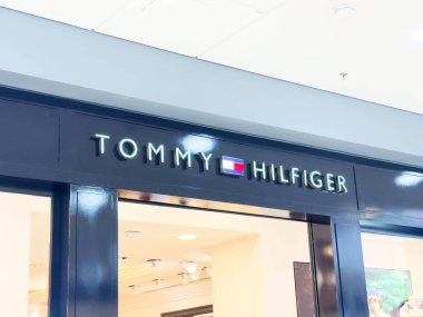 Alışveriş merkezindeki Tommy Hilfiger mağaza vitrini tabelası.