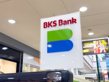 Modern alışveriş merkezi iç dekorasyonunda bankacılık tabelası.