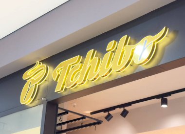 Modern alışveriş merkezlerinde Tchibo mağaza vitrini tabelası.