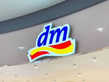 Modern vitrindeki Dm eczane logosu.