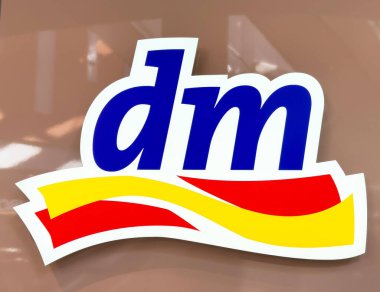 Mavi, kırmızı ve sarı desenli popüler eczane zincirinin logosu.
