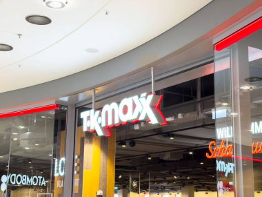 Modern alışveriş merkezlerinde aydınlatma işareti olan parlak tk maxx mağaza önü.