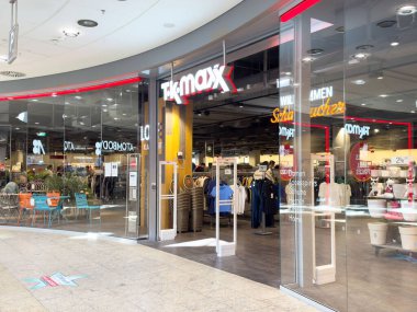 Alışveriş merkezinden alışveriş yapanlarla moda mağazasına giriş.