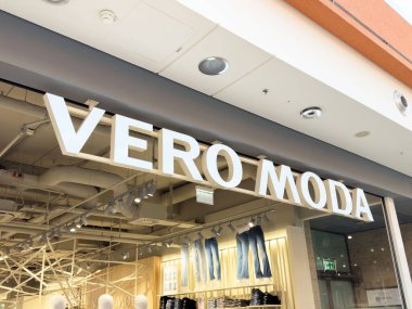 Vero moda mağaza önü: modaya uygun perakende mağazaları ve modern giyim mağazaları.