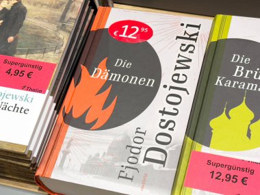 Dostoyevski romanlarının Almanca sürümlerinin kitaplıkta sergilenmesi.