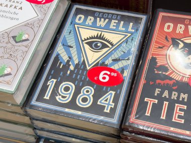 George Orwell 'in 1984' teki kitap kapağında fiyat etiketi var..