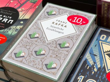 Franz Kafka kitap sergisi rafında indirim etiketi.