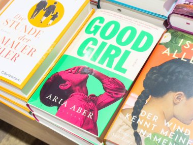 Bir kitapçıda Aria aber 'ın 