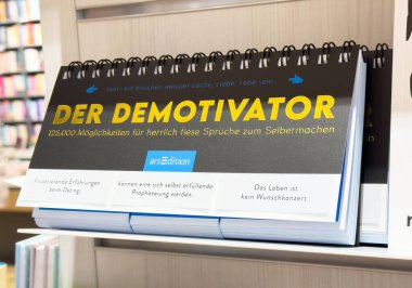 Der demotivator takvimi motivasyon ifadeleri ile rafta görünüm.
