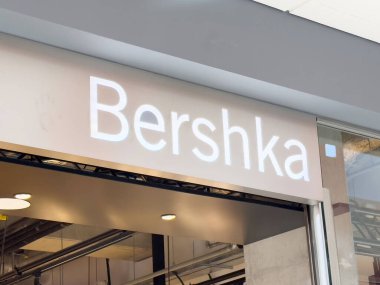 Bershka mağaza vitrininde gün ışığında modern binanın dış tarafında..