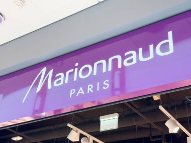 Alışveriş merkezindeki Marionnaud Paris tabelası.