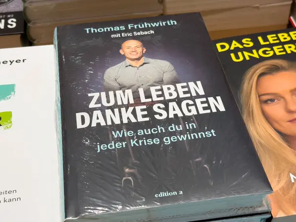 Zum leben danke sagen kitap kapağı Kafkas erkek yazar portresi.