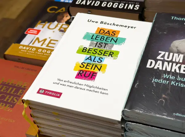 Bir kitapçıda sergilenen kitap yığını.