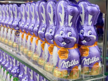 Markette mor çikolatalı tavşancık var. Süt markalı ve çıtır çıtır çıtır..