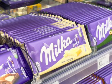 Markette sergilenen süt beyazı çikolatalar.