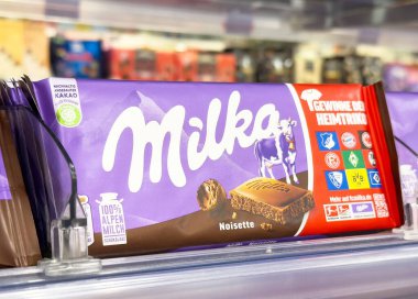Markette rafında futbol kulübü logoları sergilenen Milka noisette çikolatası..