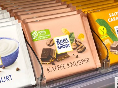 Ritter spor kaffee knusper çikolatası mağazada sergileniyor.