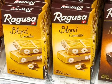 Ragusa sarısı karamelize çikolata sergilenen fındıklı.