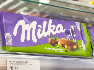 Fındık ve alp sütlü Milka çikolatası sergileniyor.