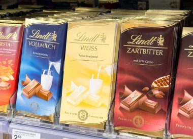 Mağazada çeşitli lindt çikolataları sergileniyor.