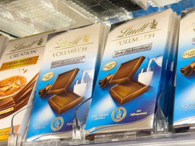 Lindt Vollmilch ohne zuckerzusatz çikolataları süpermarket vitrininde.