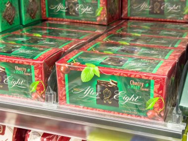 Dükkandaki sekiz kutu kiraz ve nane aromalı..