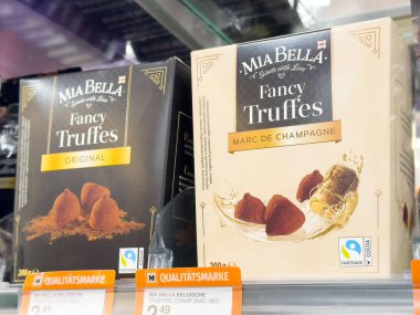 Süpermarkette sergilenen çeşitli çikolatalı mantarlar..