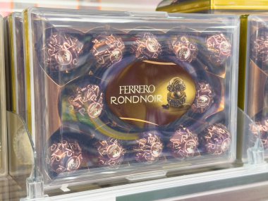 Ferrero rondnoir kutusu - mağazada çikolatalı gurme hediye sergisi.