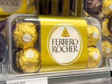 Altın ambalajlı şeffaf pakette Ferrero rocher çikolata sergisi.