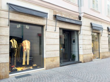 Şehir caddesinde vitrinleri olan modern moda mağazaları.