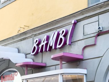 Bambi mağazasının dış cephesinde şehir binasında koyu mor tabela var..