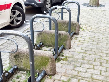 Şehir caddesinde boş beton bisiklet parkı ve park edilmiş arabalar..