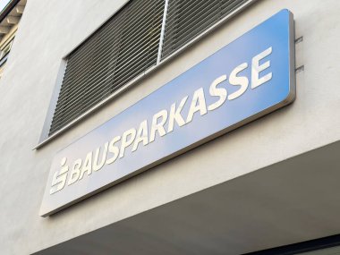 Bausparkasse binasının dış tarafında modern şehir ortamında tabela var..
