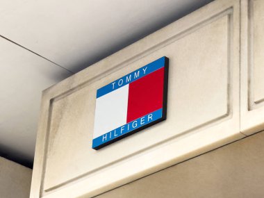 Tommy Hilfiger mağaza vitrininde ikonik mavi beyaz logo.