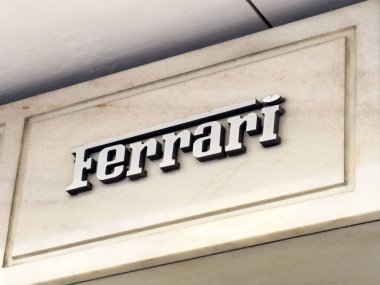 Mermer mimari duvarında Ferrari logosu ikonik markalaşmayı gösteriyor.