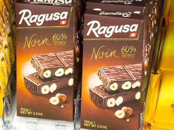 Ragusa noir çikolatası sergilenen fındıklı.