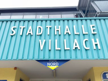 Villach, Avusturya - 17 Nisan 2025: Stadthalle Villach dış görünüşü modern mimari ve canlı renklere sahiptir.